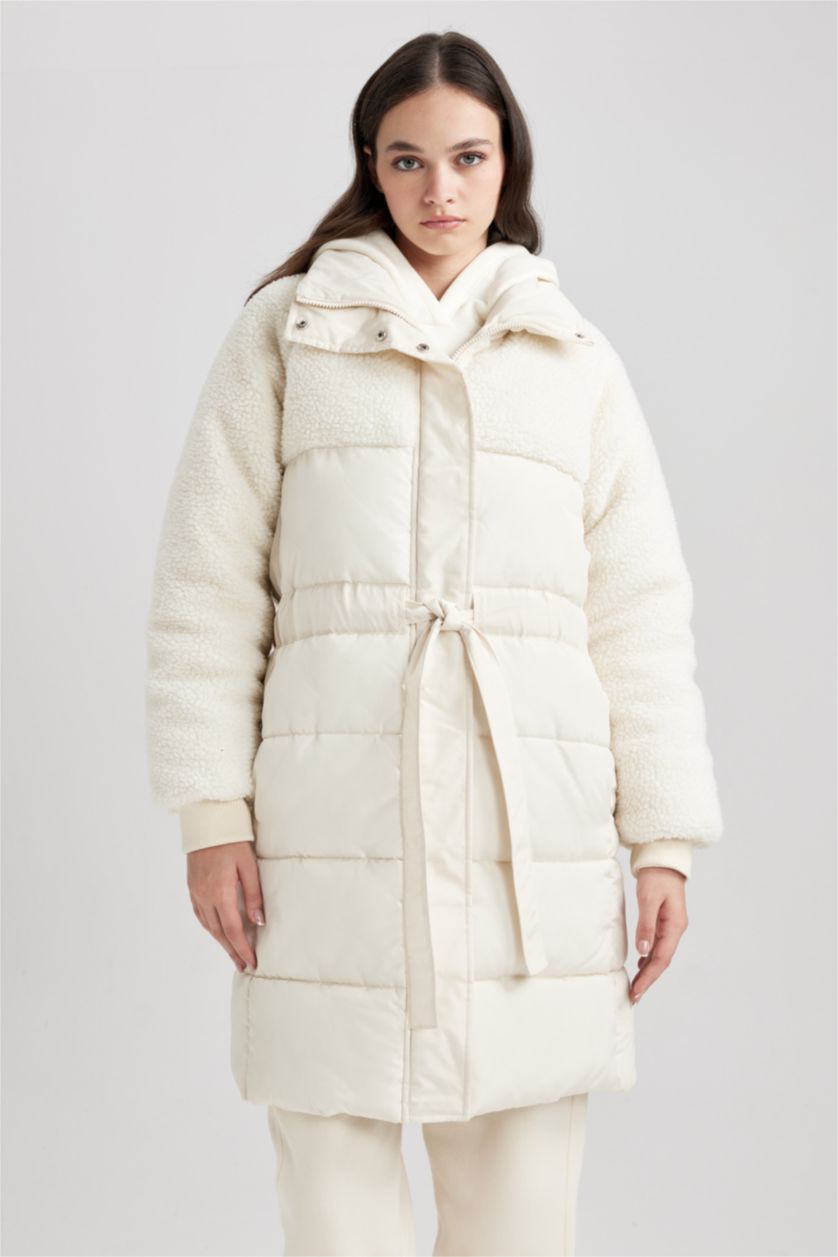 Kadın Kum Oversize Geniş Kalıp Kolları Suni Kürk Detaylı Kapitoneli Cepli Kemerli Uzun Şişme Mont Parka