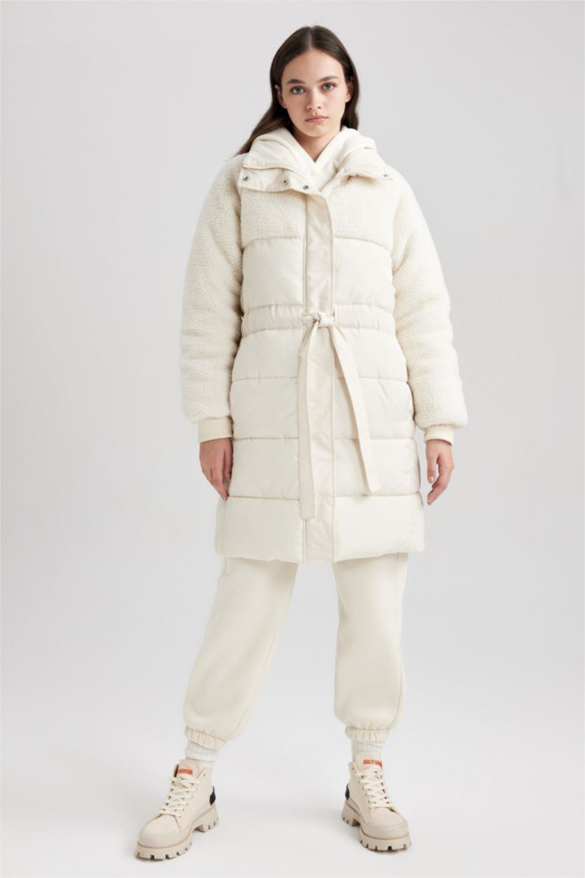 Kadın Kum Oversize Geniş Kalıp Kolları Suni Kürk Detaylı Kapitoneli Cepli Kemerli Uzun Şişme Mont Parka