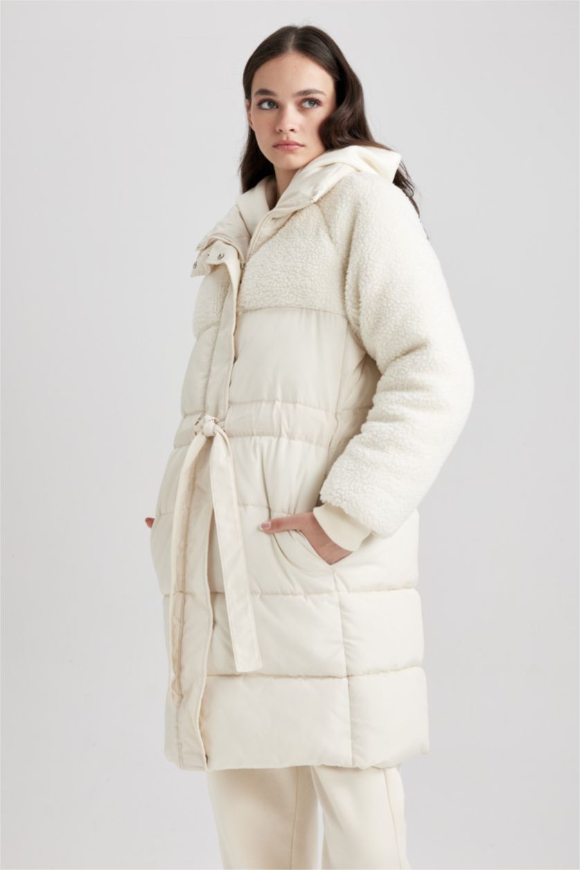 Kadın Kum Oversize Geniş Kalıp Kolları Suni Kürk Detaylı Kapitoneli Cepli Kemerli Uzun Şişme Mont Parka