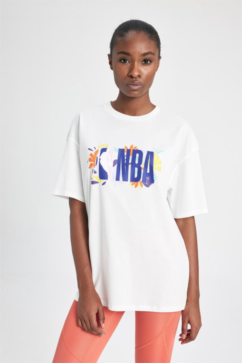 حريمي بيج فاتح تيشيرت نص كم اوفر سايز من NBA