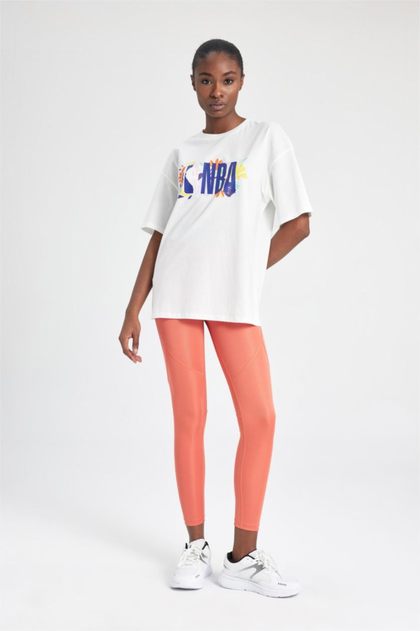 حريمي بيج فاتح تيشيرت نص كم اوفر سايز من NBA