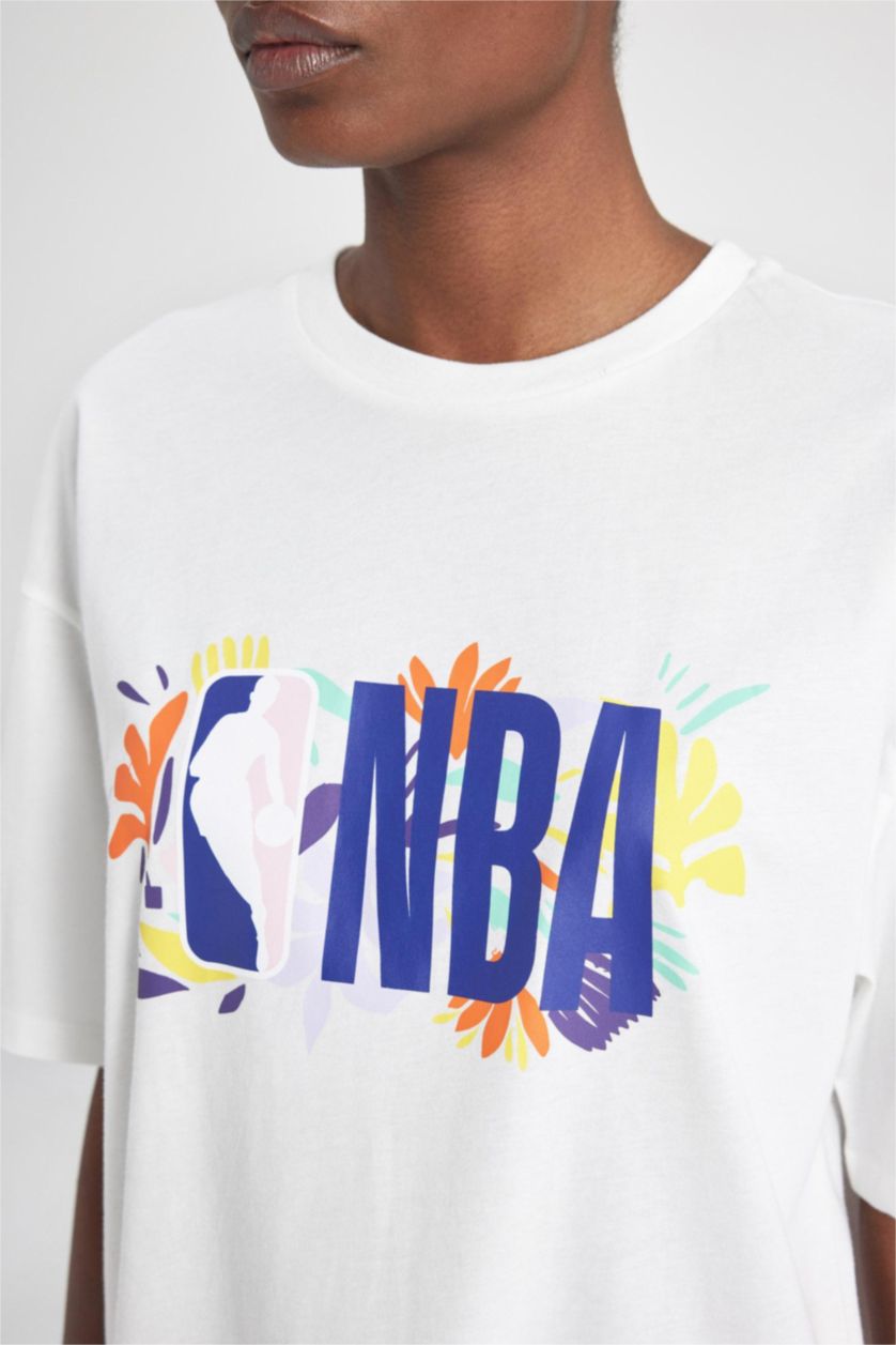 حريمي بيج فاتح تيشيرت نص كم اوفر سايز من NBA