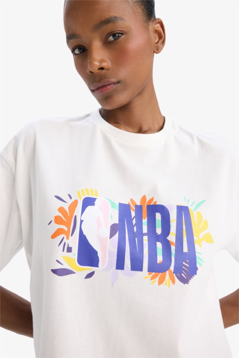 Kadın Ekru NBA Wordmark Oversize Geniş Kalıp Bisiklet Yaka Kısa Kollu Tişört