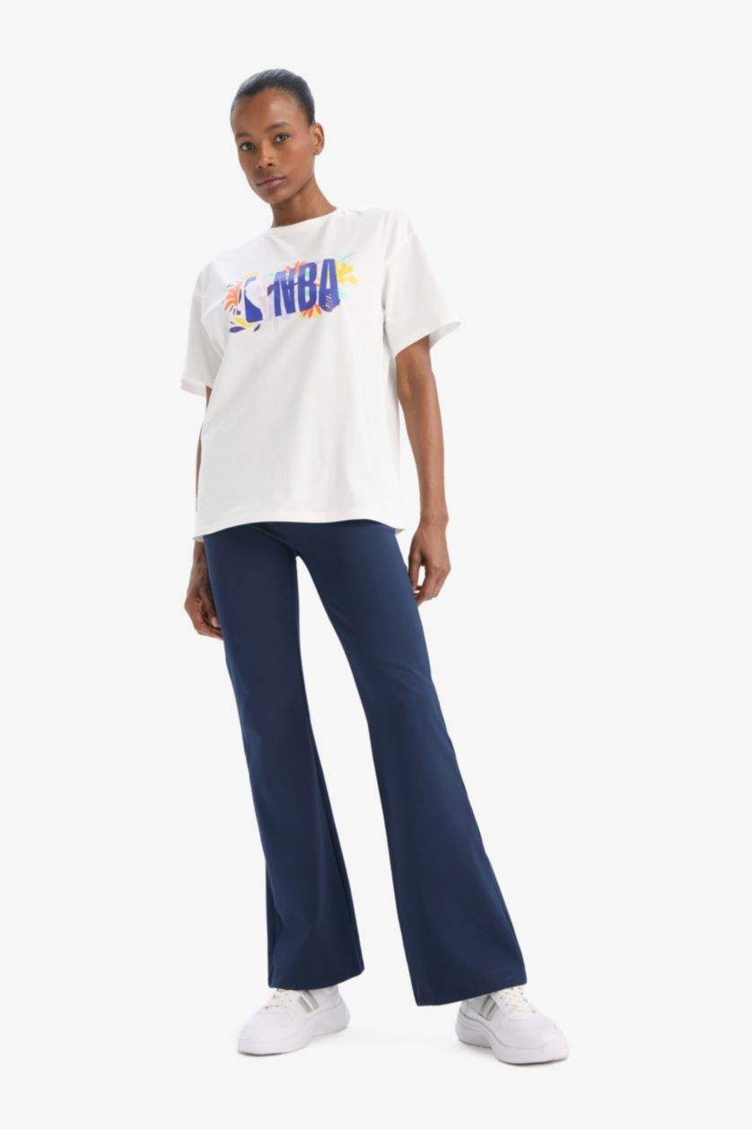 Kadın Ekru NBA Wordmark Oversize Geniş Kalıp Bisiklet Yaka Kısa Kollu Tişört