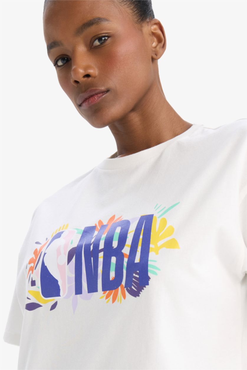 Kadın Ekru NBA Wordmark Oversize Geniş Kalıp Bisiklet Yaka Kısa Kollu Tişört