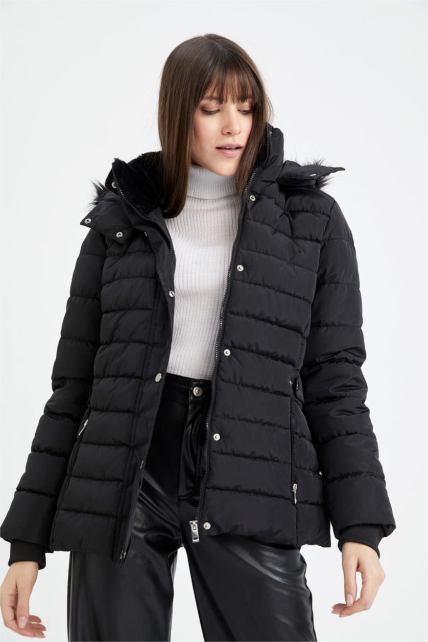 Kadın Siyah Su İtici Kapüşonlu Suni Kürklü Mont