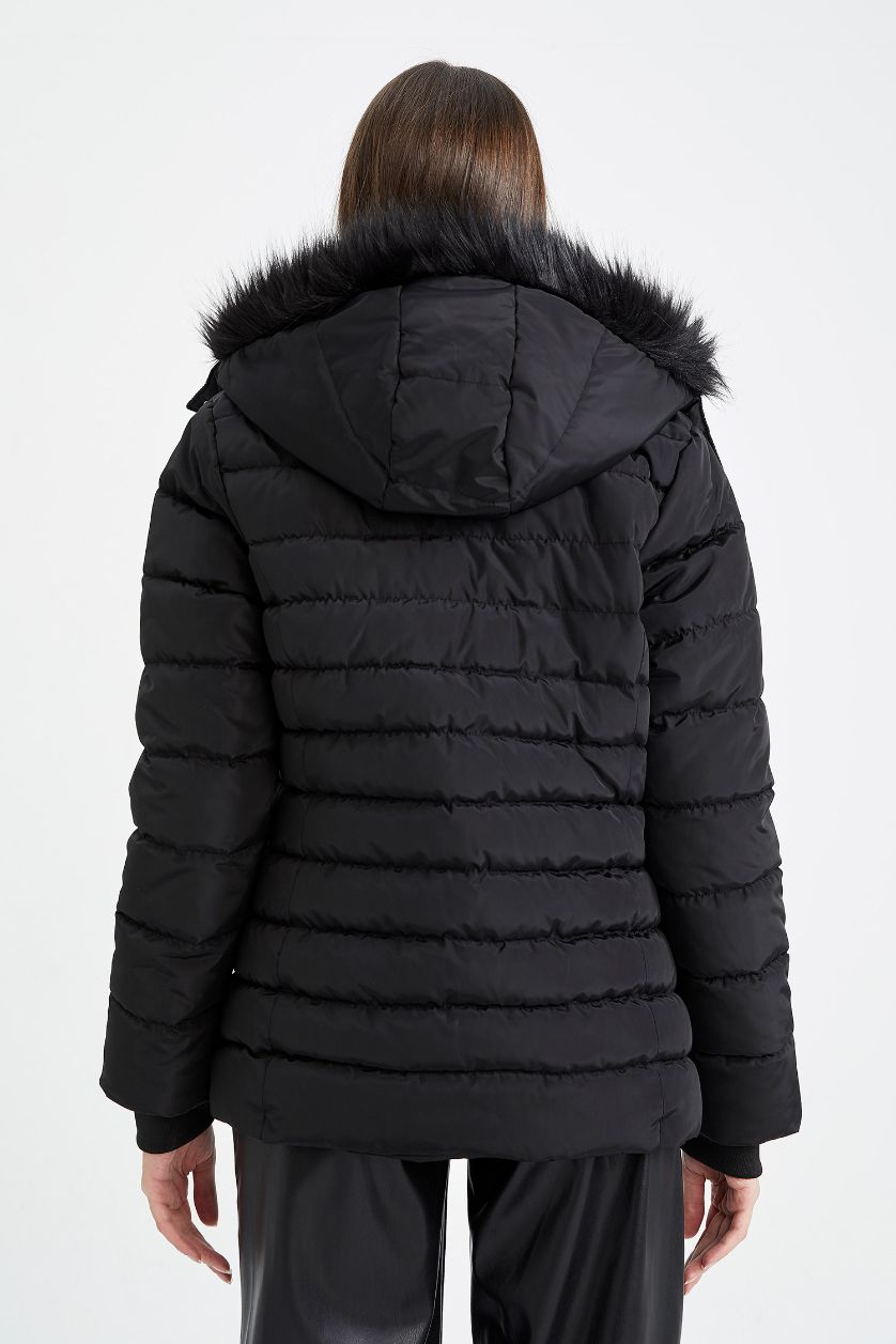 Kadın Siyah Su İtici Kapüşonlu Suni Kürklü Mont
