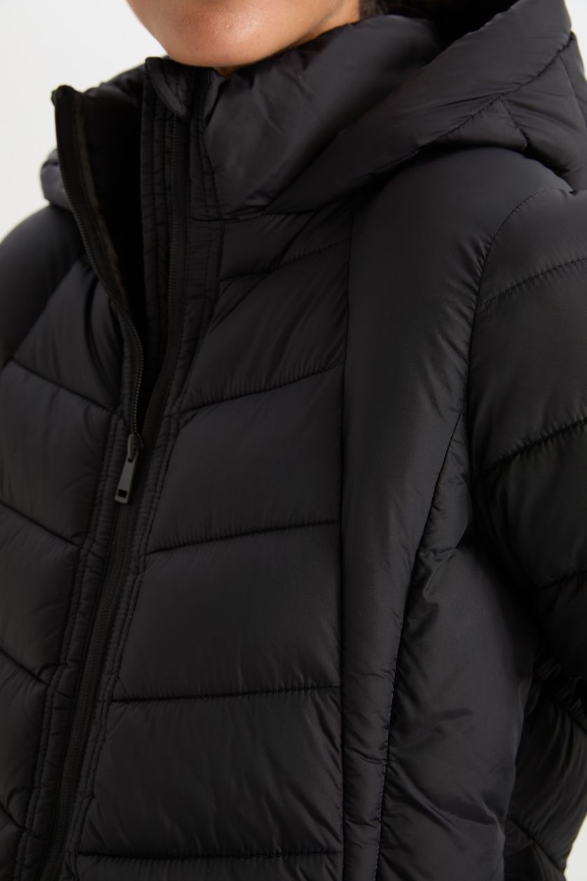 Kadın Siyah Su İtici Slim Fit Dar Kesim Kapüşonlu Kapitoneli Fermuarlı Cepli Uzun Şişme Mont Parka