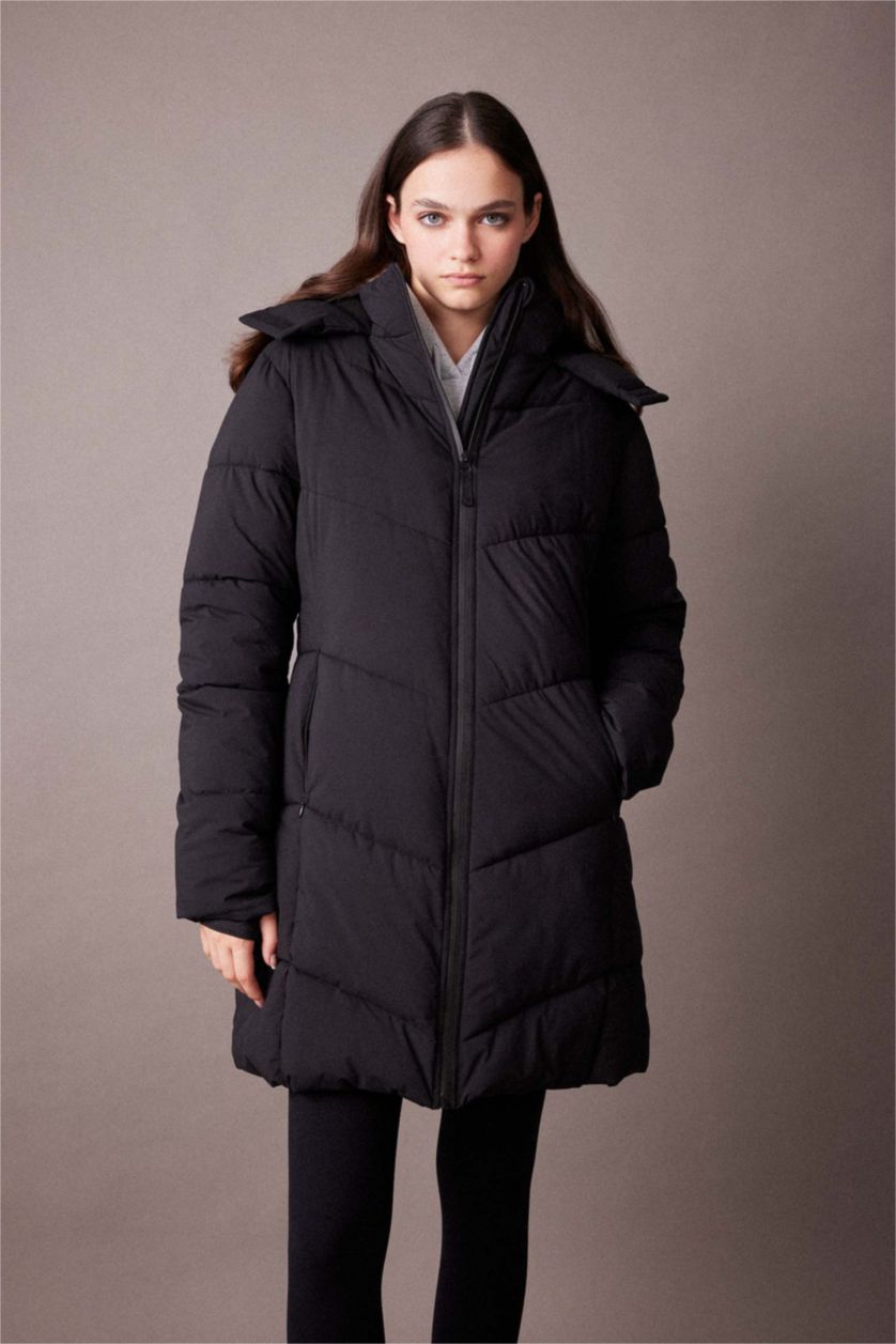 نساء أسود جاكيت نفخ قصة عادية بغطاء للرأس مبطن بفرو من DeFactoFit