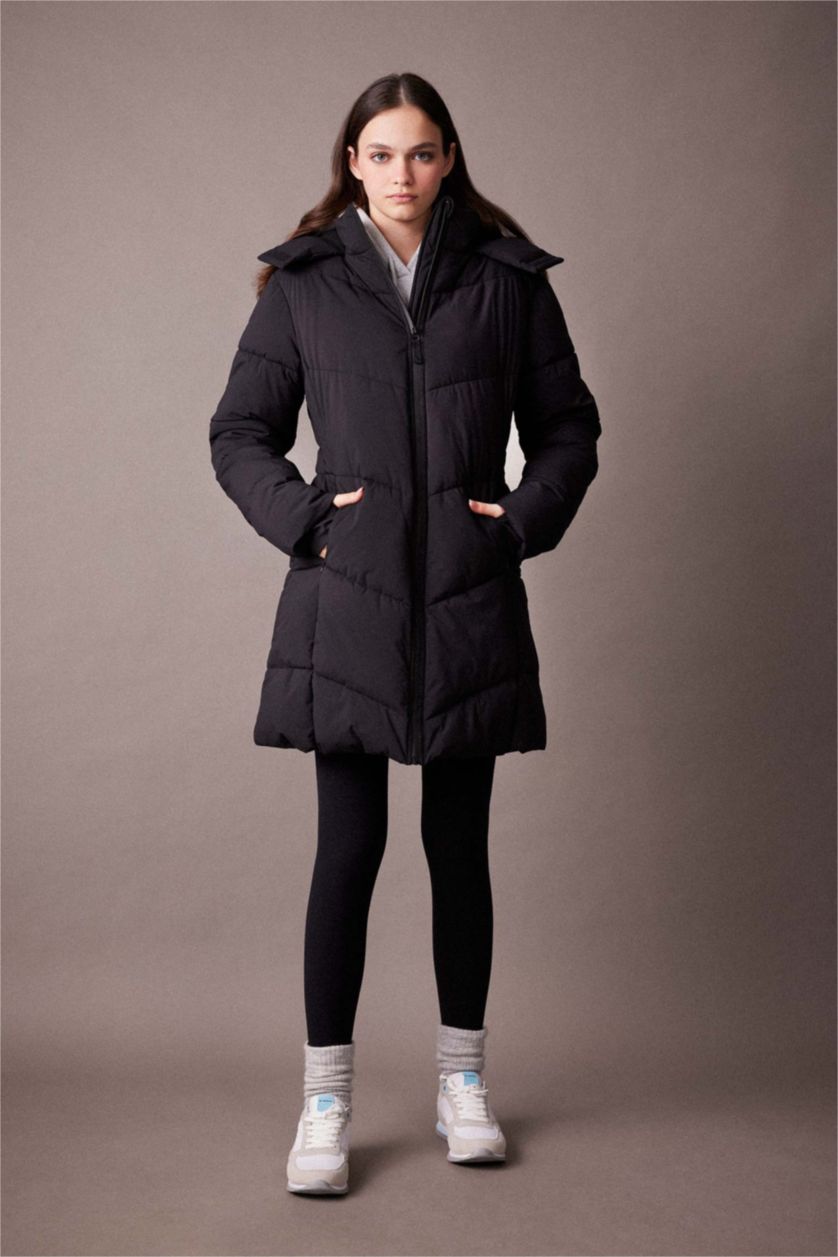 نساء أسود جاكيت نفخ قصة عادية بغطاء للرأس مبطن بفرو من DeFactoFit