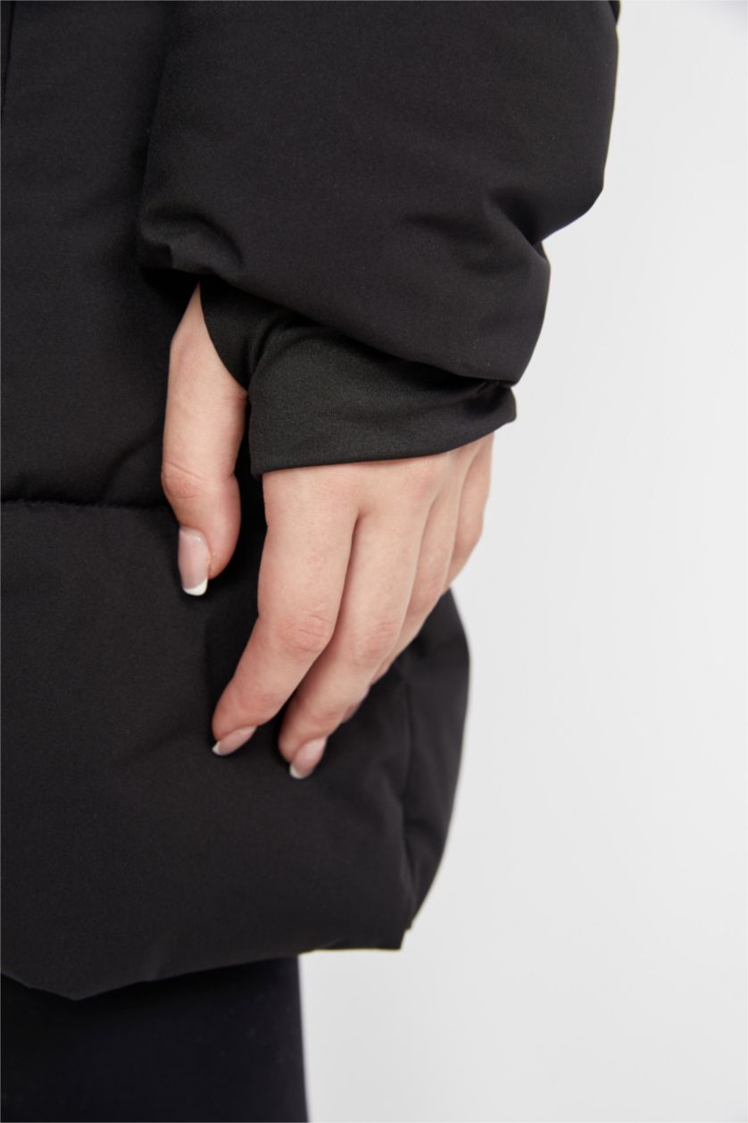 نساء أسود جاكيت نفخ قصة عادية بغطاء للرأس مبطن بفرو من DeFactoFit