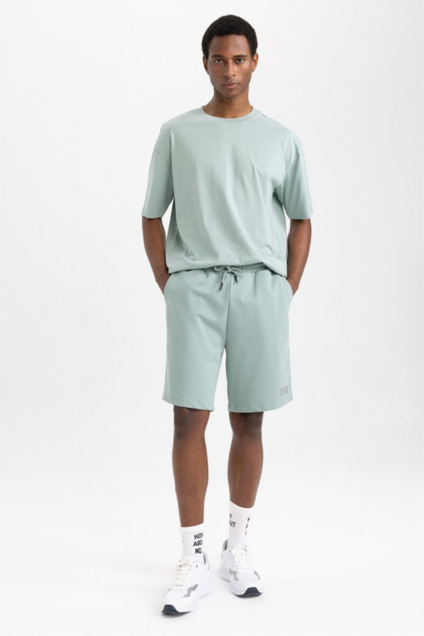 رجالي أخضر فاتح شورت سليم فيت بجيوب