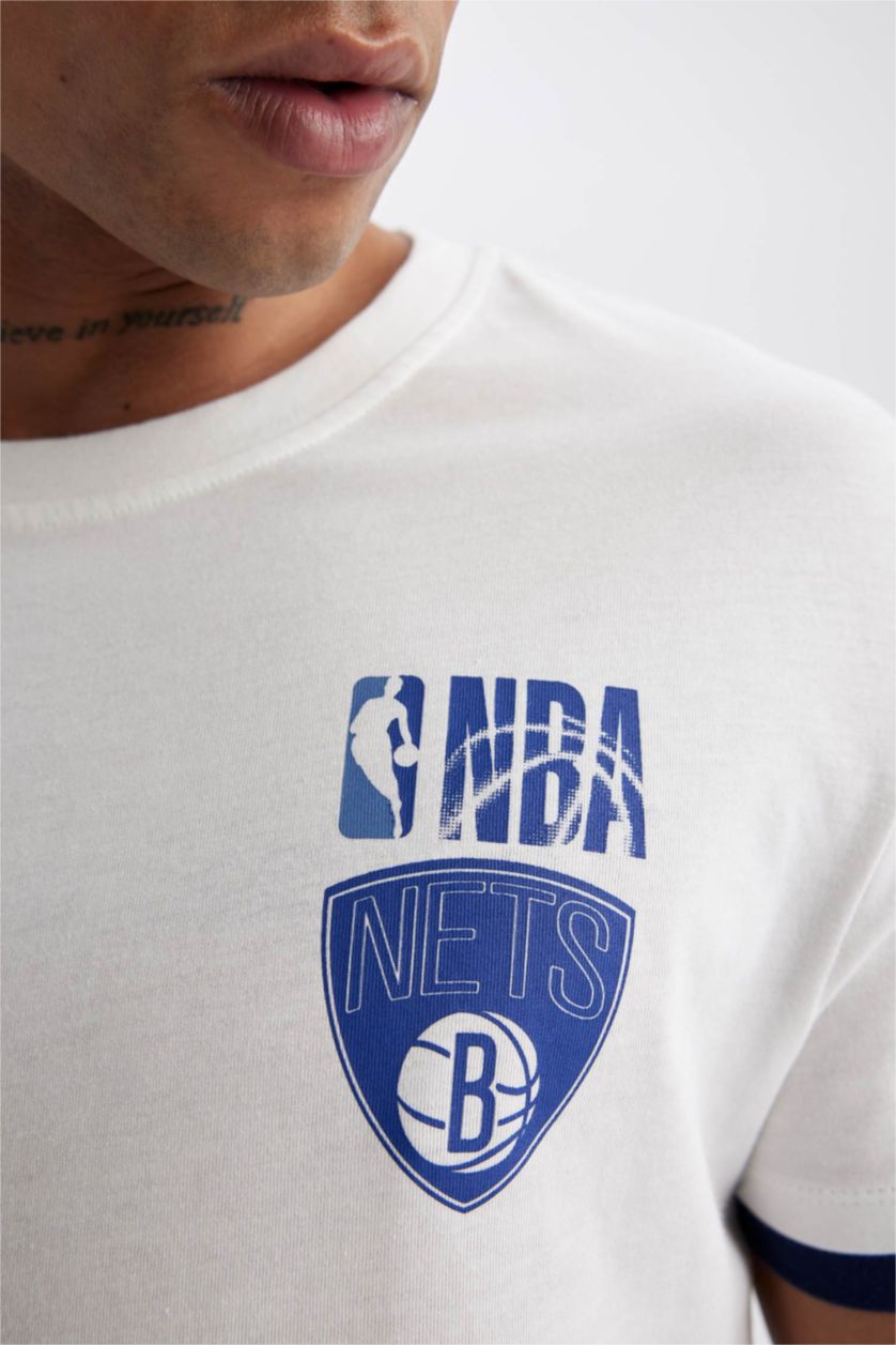 Erkek Ekru DeFactoFit NBA Brooklyn Nets Standart Fit Bisiklet Yaka Kısa Kollu %100 Pamuk Tişört