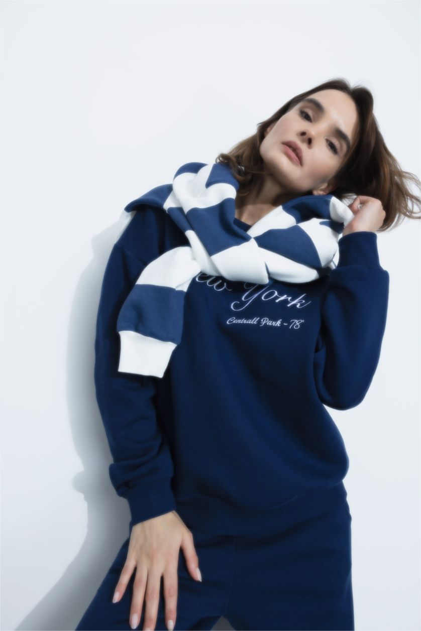 Woman NAVY Relax Fit Crew Neck Sweatshirt