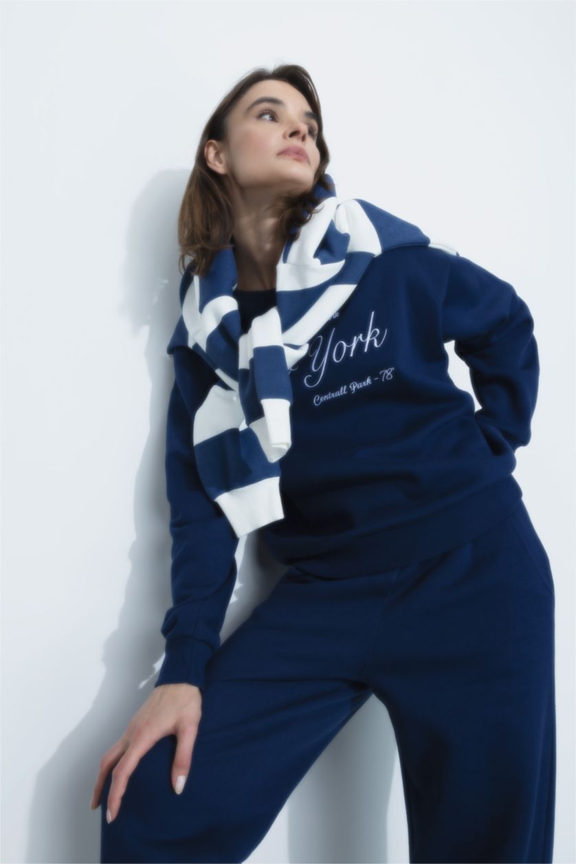 Woman NAVY Relax Fit Crew Neck Sweatshirt