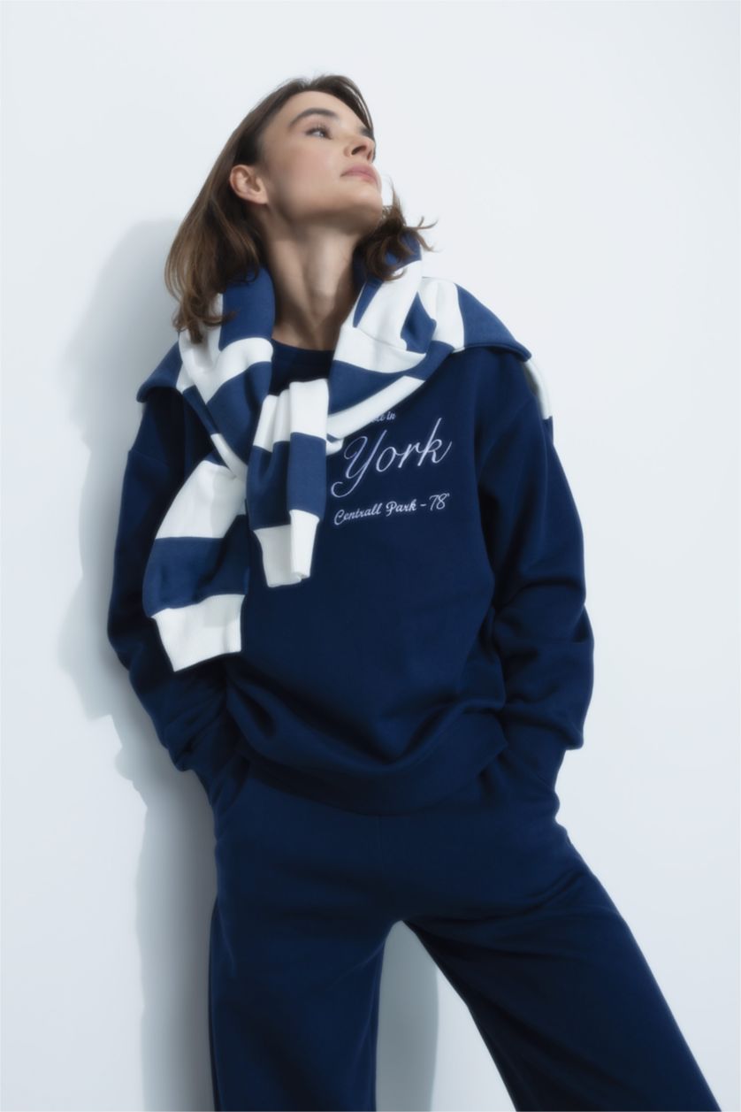 Woman NAVY Relax Fit Crew Neck Sweatshirt