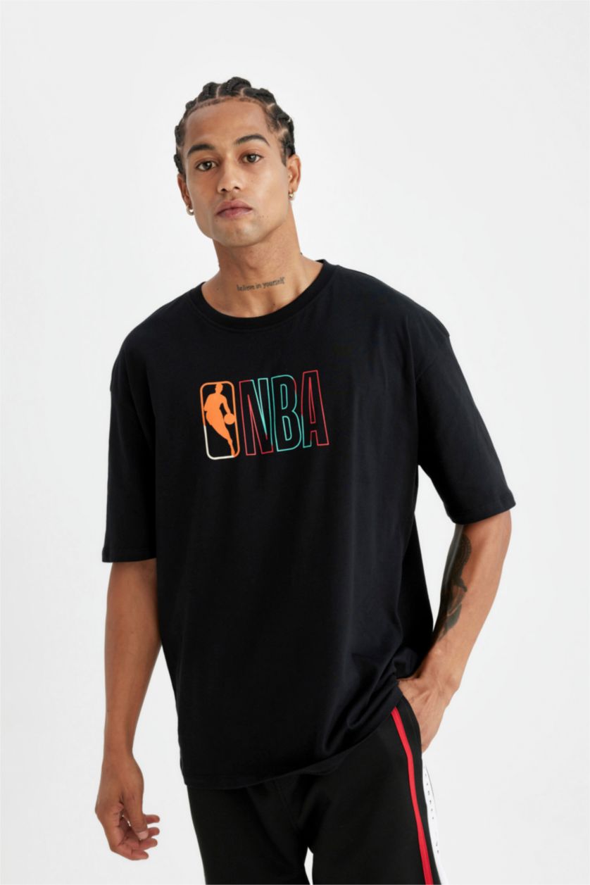 Erkek Siyah DeFactoFit NBA Wordmark Oversize Geniş Kalıp Bisiklet Yaka Sırt Baskılı Pamuklu Kısa Kollu Tişört