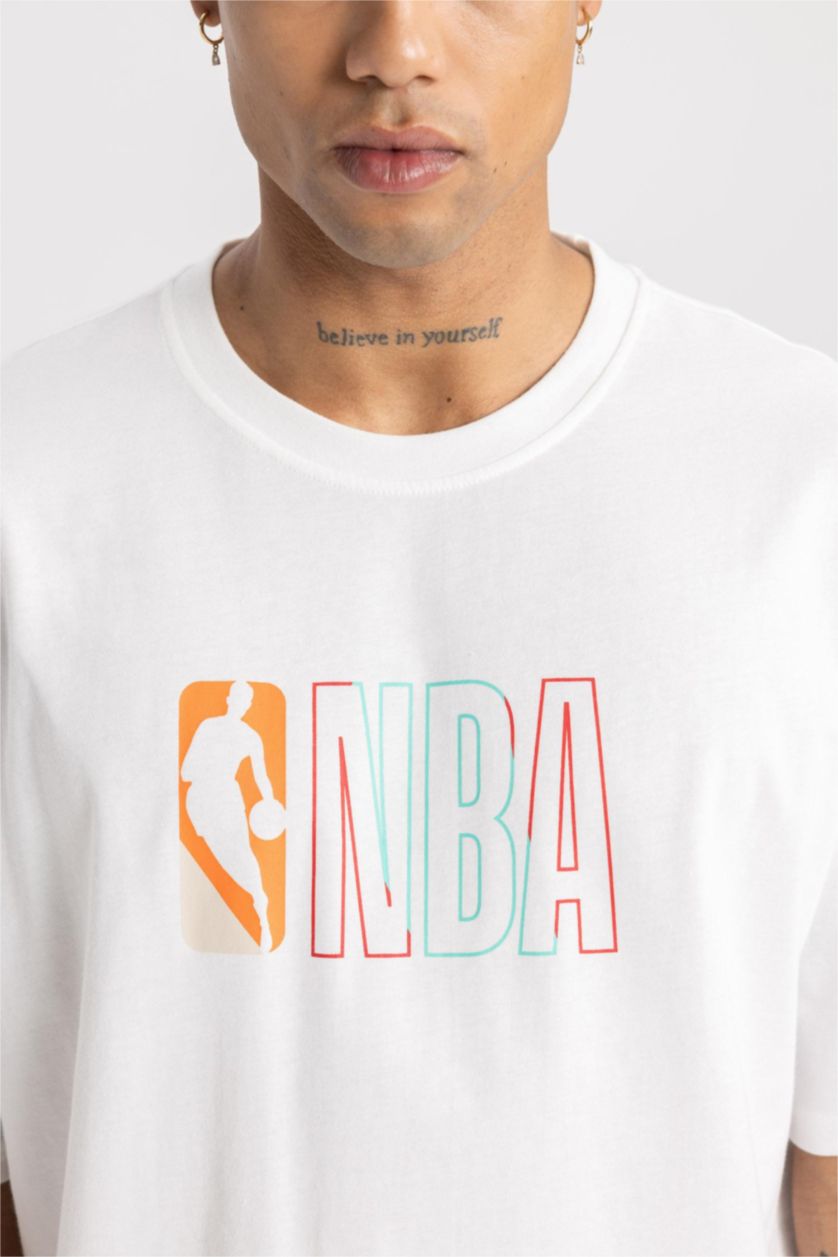 HOMME Écru T-Shirt Oversize Col Rond à Manches Courtes de Defactofit NBA Wordmark