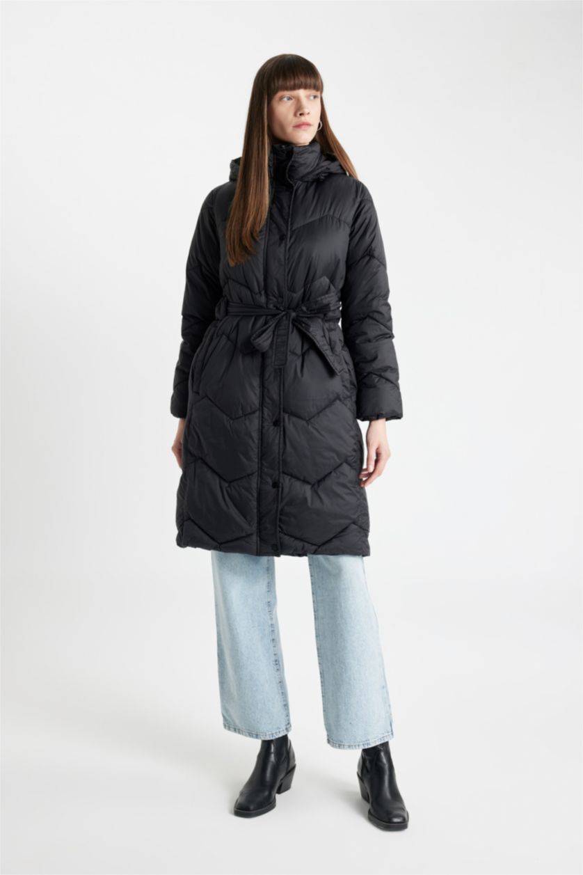 Kadın Siyah Su Geçirmez Uzun Şişme Mont Parka Oversize Geniş Kalıp Kapüşonlu Kemerli Kapitoneli Fermuarlı Cepli