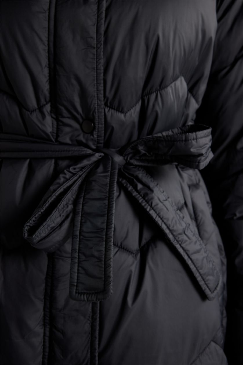 Kadın Siyah Su Geçirmez Uzun Şişme Mont Parka Oversize Geniş Kalıp Kapüşonlu Kemerli Kapitoneli Fermuarlı Cepli