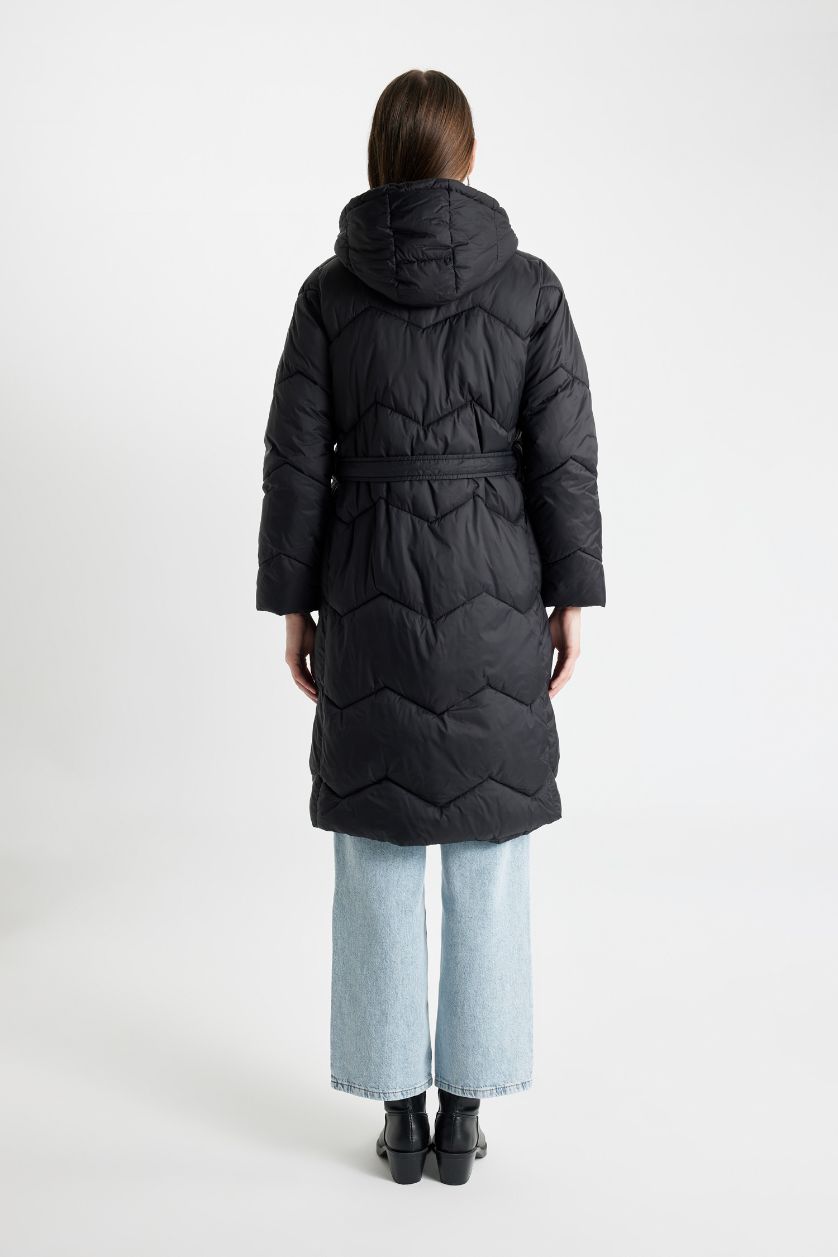 Kadın Siyah Su Geçirmez Uzun Şişme Mont Parka Oversize Geniş Kalıp Kapüşonlu Kemerli Kapitoneli Fermuarlı Cepli