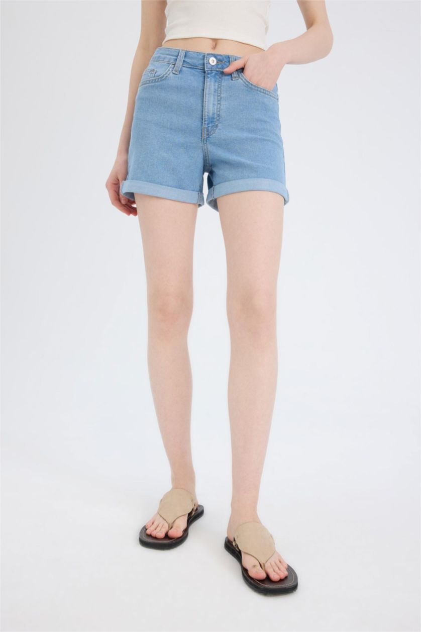 Kadın Açık Mavi Normal Bel Katlamalı Paça Jean Şort