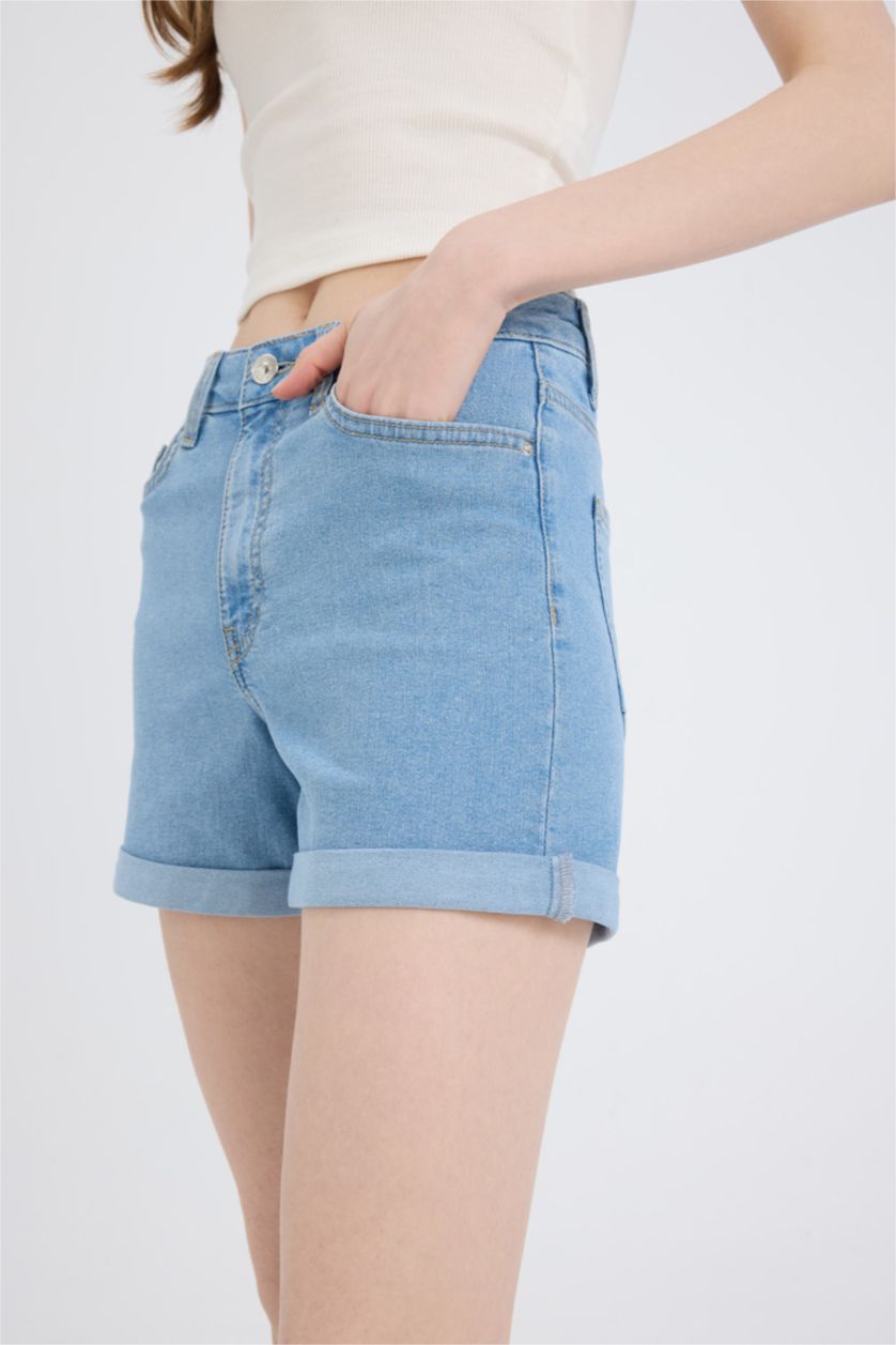 Kadın Açık Mavi Normal Bel Katlamalı Paça Jean Şort