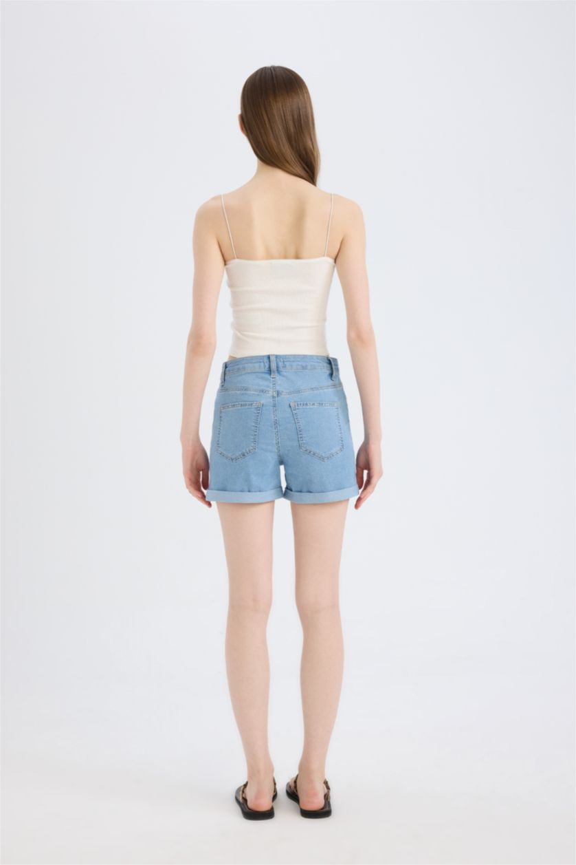 Kadın Açık Mavi Normal Bel Katlamalı Paça Jean Şort