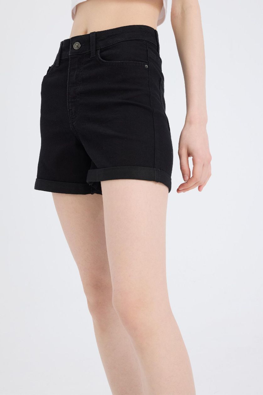 Kadın Siyah Normal Bel Katlamalı Paça Jean Şort