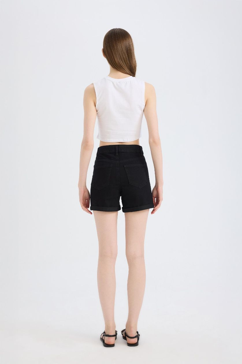 Kadın Siyah Normal Bel Katlamalı Paça Jean Şort