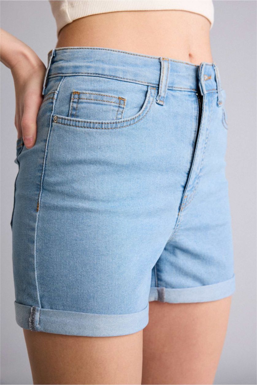 نساء أزرق فاتح شورت جينز بخصر عادي وحافة مطوية
