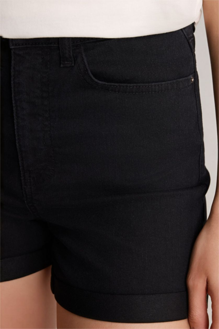 Kadın Siyah Normal Bel Katlamalı Paça Jean Şort