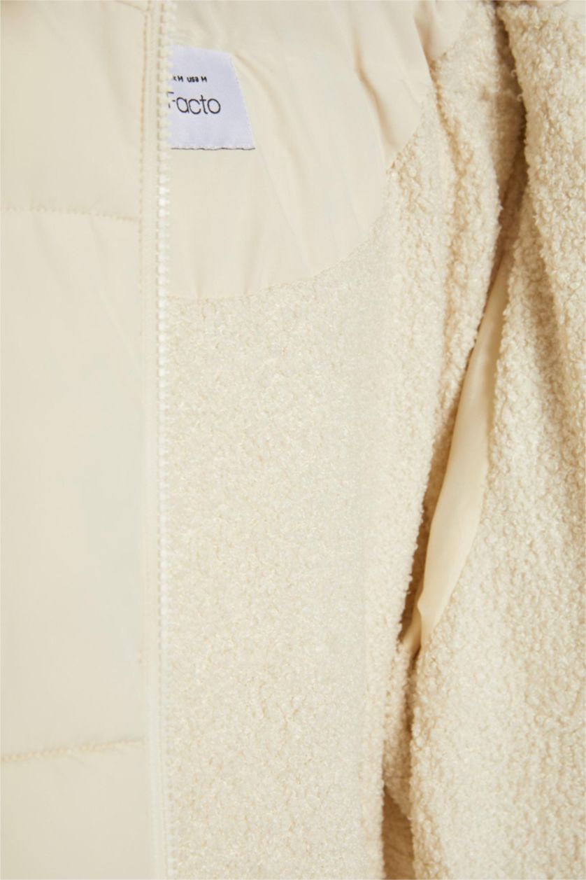 Kadın Bej Su İtici Şişme Mont Oversize Geniş Kalıp Kapüşonlu İçi Suni Kürklü Fermuarlı Cepli