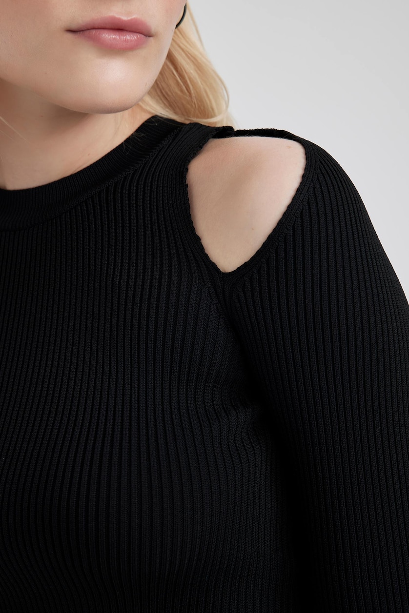 Women Black Slim Fit Knitwear Pullover
