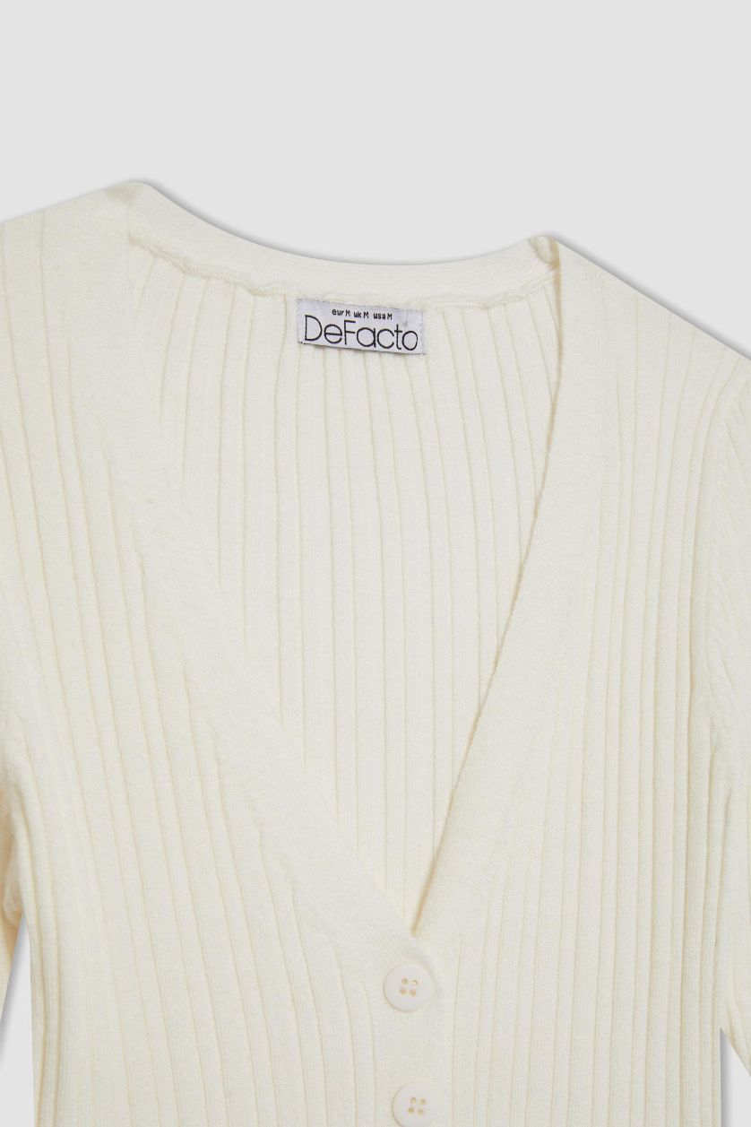 Kadın Ekru Regular Fit Crop Düğmeli V Yaka Triko Hırka