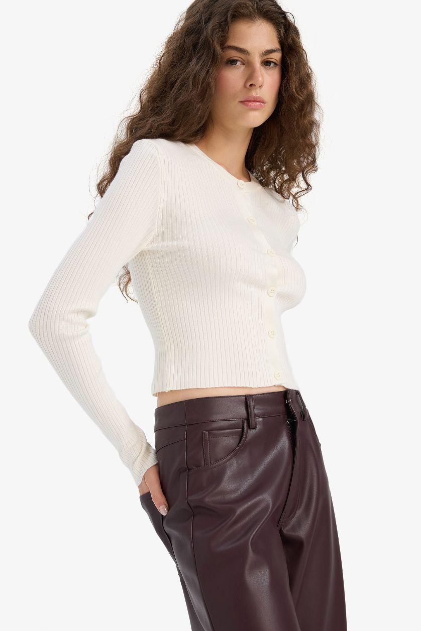 حريمي بيج فاتح كارديجان تريكو قصة عادية برقبة مستديرة