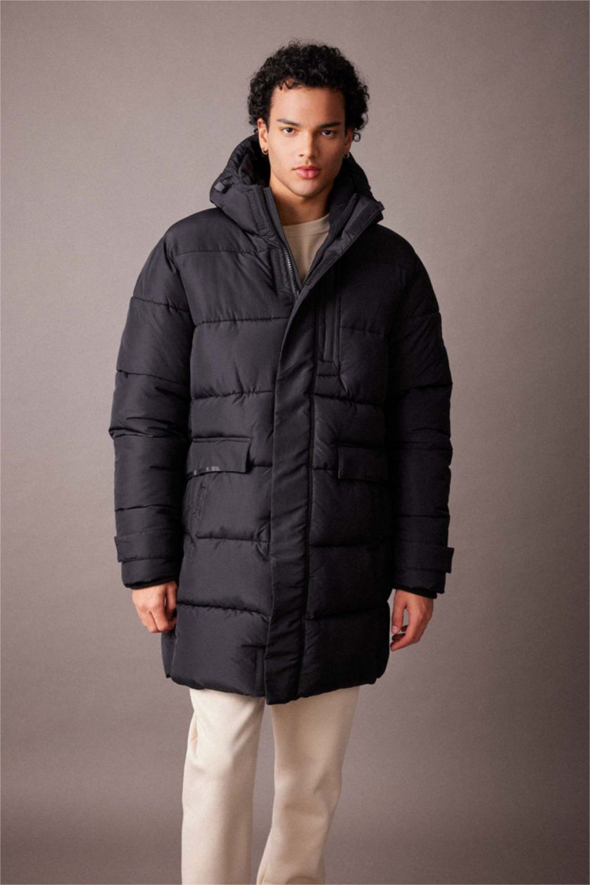 Man Black Water Repellent Zipper Coat