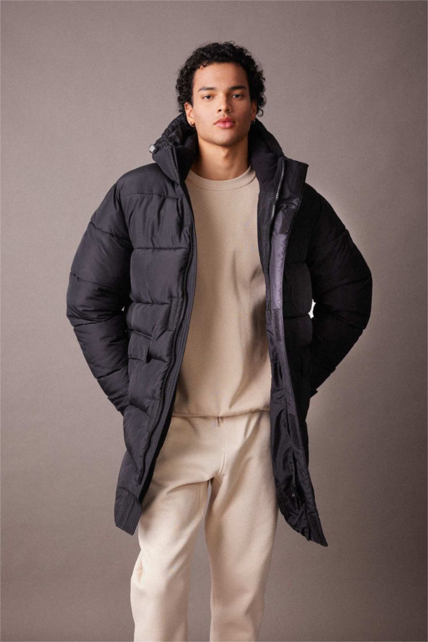 Man Black Water Repellent Zipper Coat