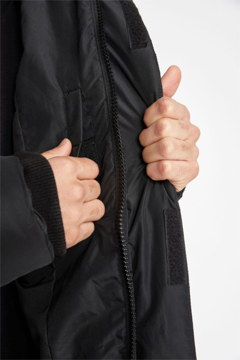 Man Black Water Repellent Zipper Coat