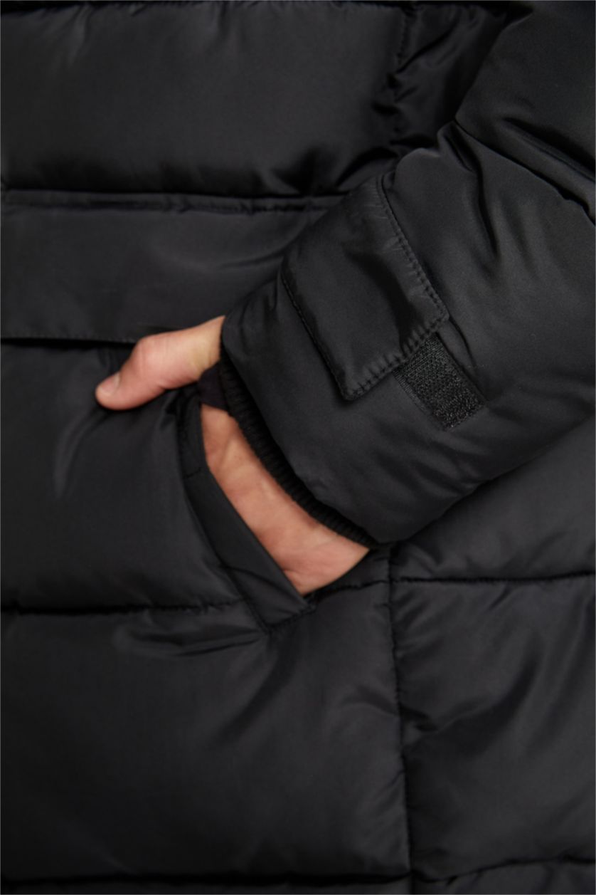 Man Black Water Repellent Zipper Coat