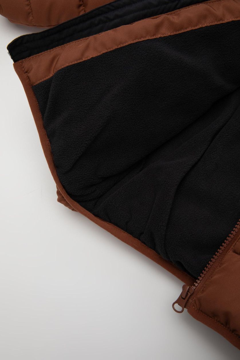 طفل صغير بني قمصلة نفخ ولادي مقاوم للماء وبطانة صوفية