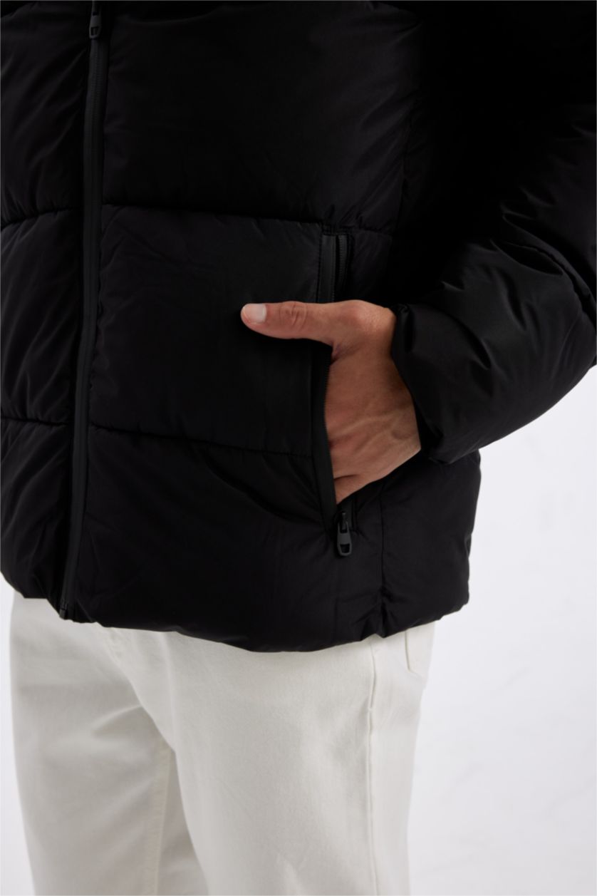 Erkek Siyah Kapüşonlu Fermuarlı Çift Cepli Şişme Mont