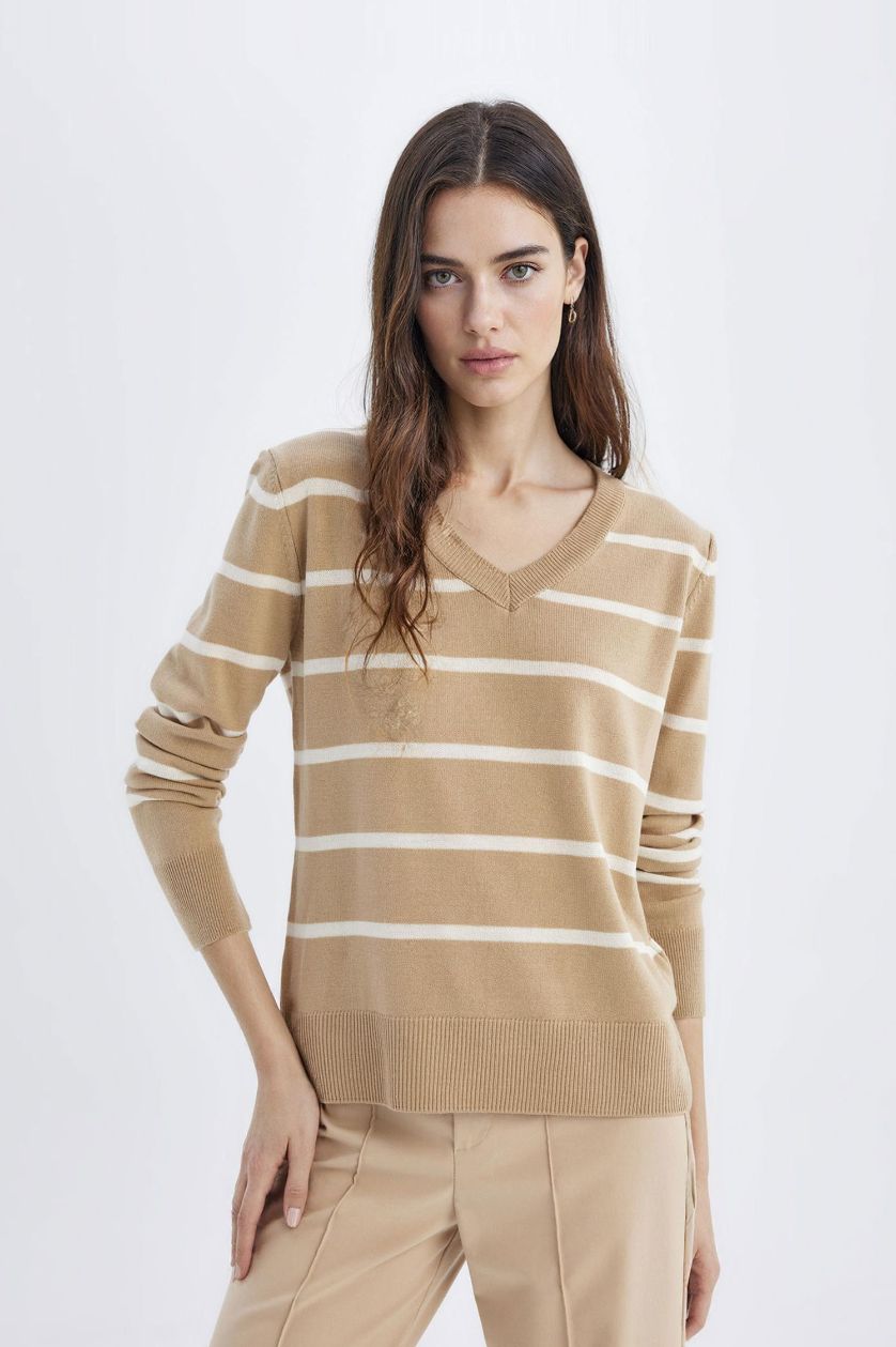 Kadın Bej Relax Fit V Yaka Yumuşak Dokulu Çizgili Triko Kazak