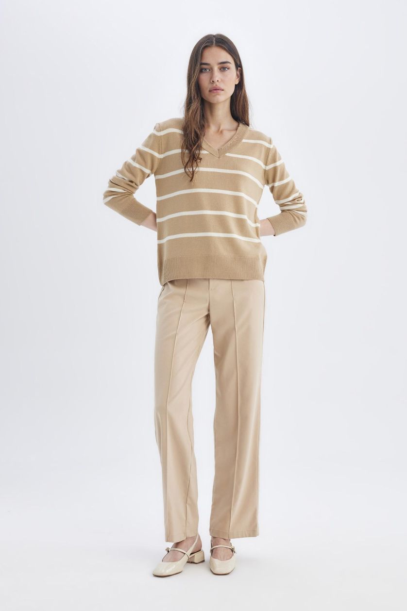 Kadın Bej Relax Fit V Yaka Yumuşak Dokulu Çizgili Triko Kazak