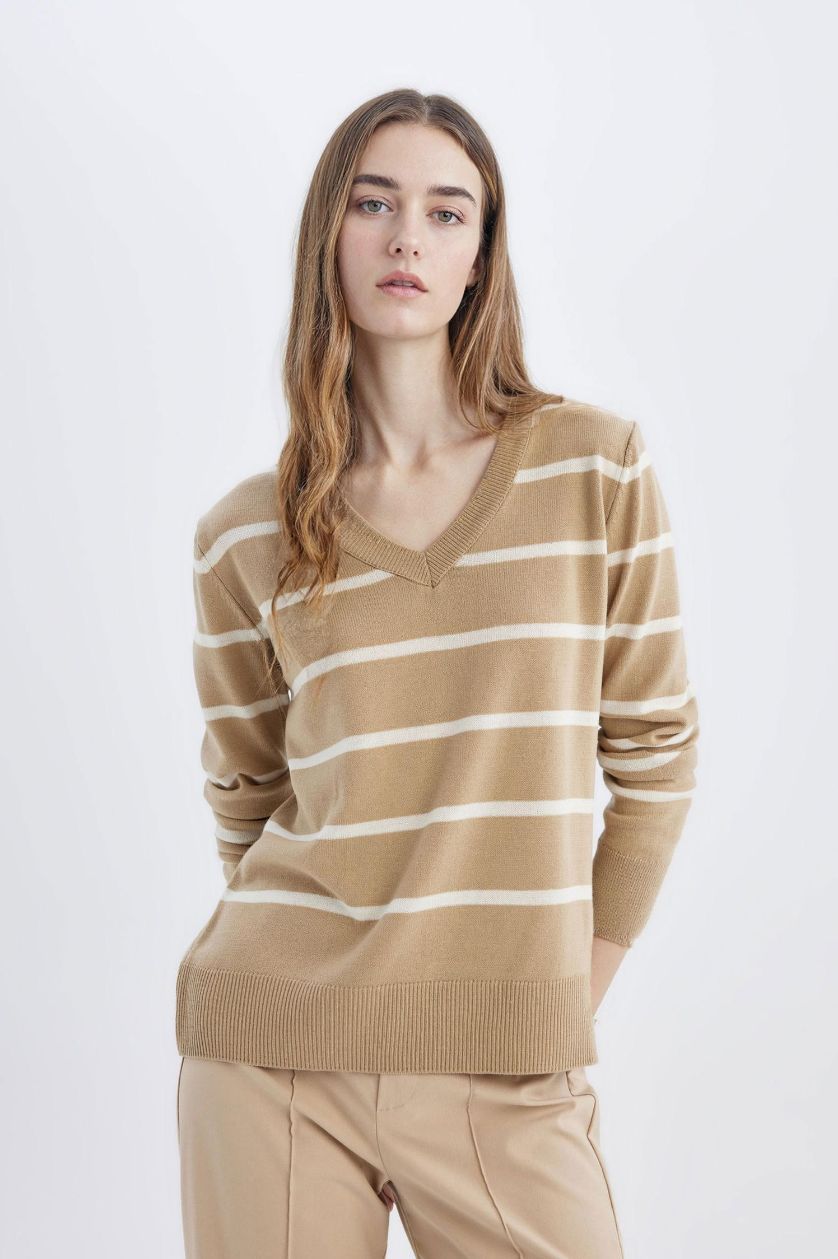 Kadın Bej Relax Fit V Yaka Yumuşak Dokulu Çizgili Triko Kazak