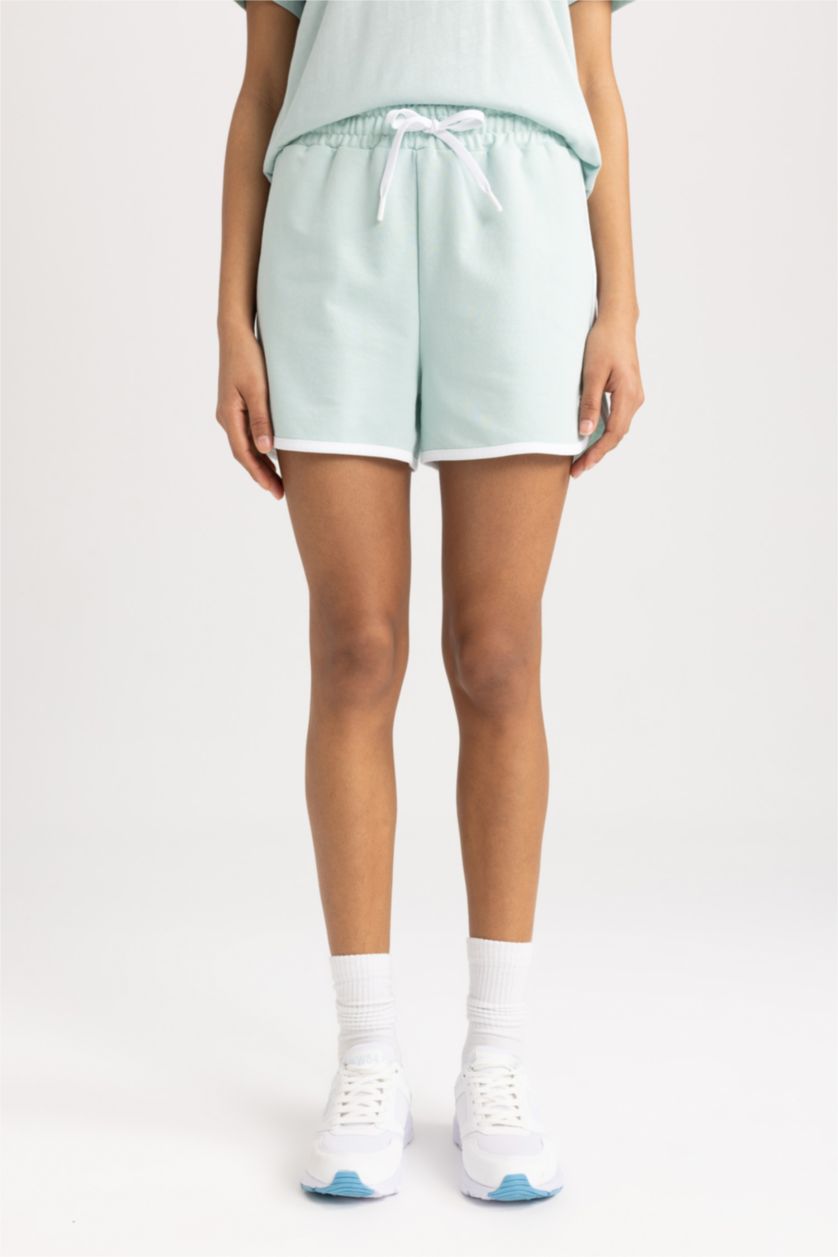 نساء نعناع شورت قصة عادية بطباعة الشعار