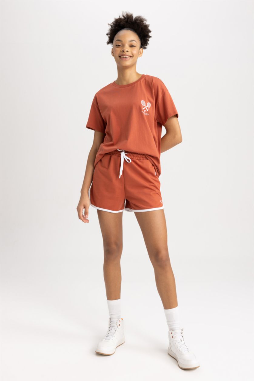 نساء اللون الطوبي شورت قصة عادية بطباعة الشعار