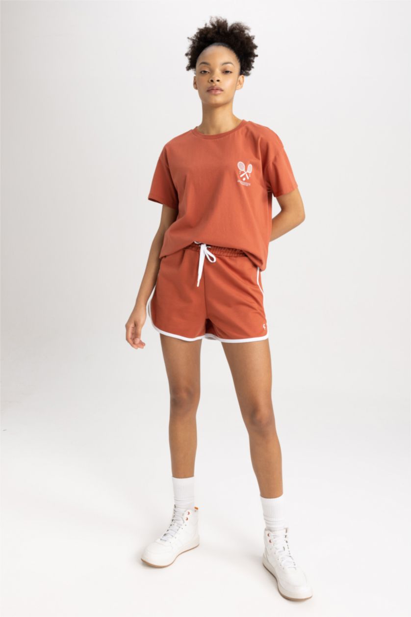 نساء اللون الطوبي شورت قصة عادية بطباعة الشعار