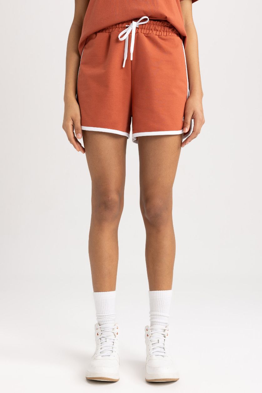 نساء اللون الطوبي شورت قصة عادية بطباعة الشعار