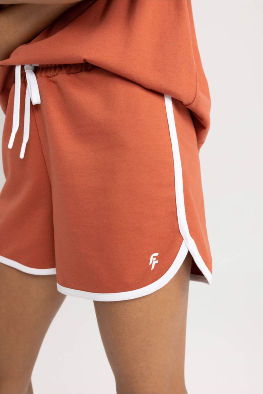 نساء اللون الطوبي شورت قصة عادية بطباعة الشعار